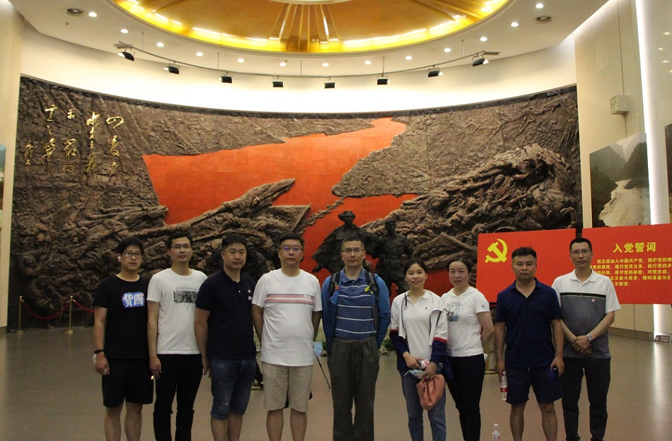 圖一 第四學習小組在黨徽前合影