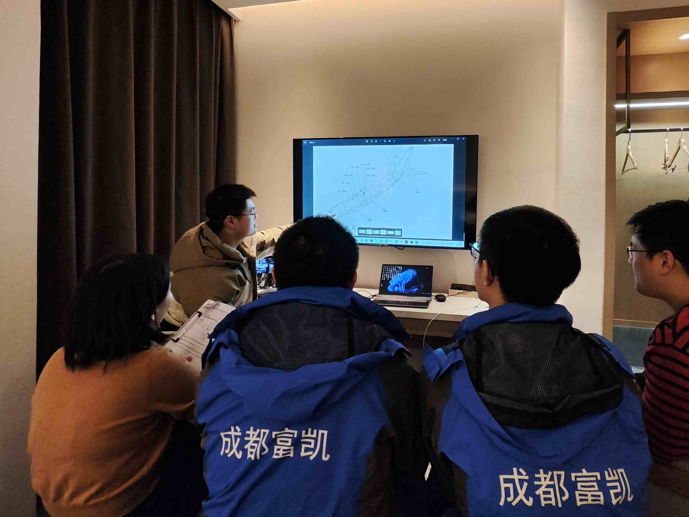 【圖二】工程團隊在住處討論技術要點